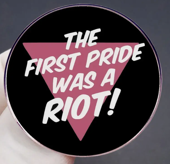 Botón Pin del Orgullo – "¡El primer Orgullo fue un disturbio!" Atrevido accesorio con mensaje LGBTQ+