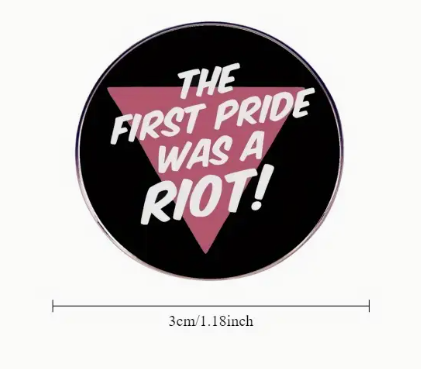 Botón Pin del Orgullo – "¡El primer Orgullo fue un disturbio!" Atrevido accesorio con mensaje LGBTQ+