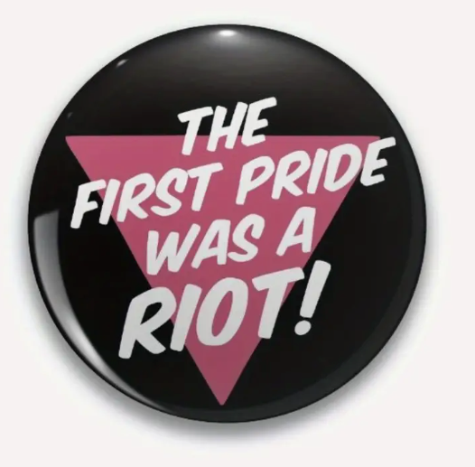 Botón Pin del Orgullo – "¡El primer Orgullo fue un disturbio!" Atrevido accesorio con mensaje LGBTQ+