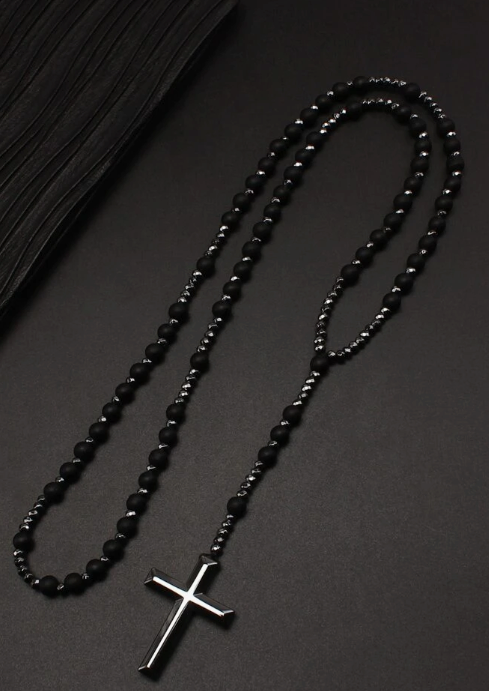 Collar de rosario con cruces de cuentas negras – Estilo gótico elegante