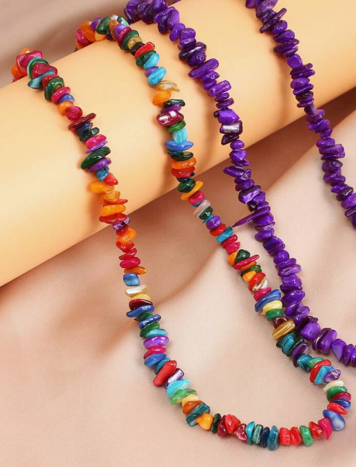 Vibrante collar de conchas puka arcoíris – Joyería llamativa inspirada en el Orgullo