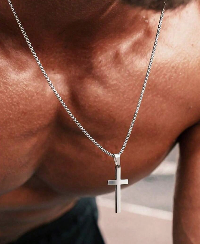 Collar de Cruz de Acero Inoxidable – Un Símbolo de Fuerza, Equilibrio y Autoexpresión