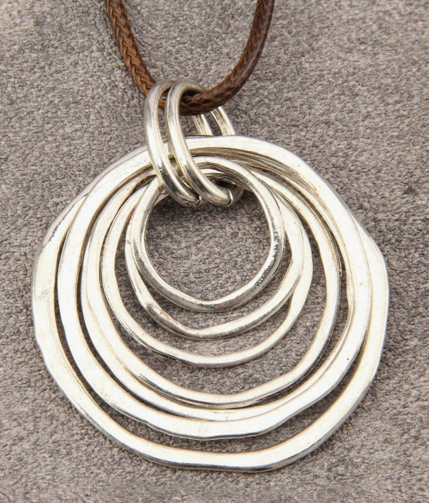 🔘 Collar con colgante de círculo asimétrico de 7 capas – Atrevido. Minimalista. Fabuloso.