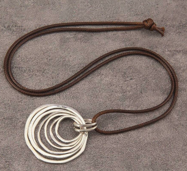 🔘 Collar con colgante de círculo asimétrico de 7 capas – Atrevido. Minimalista. Fabuloso.