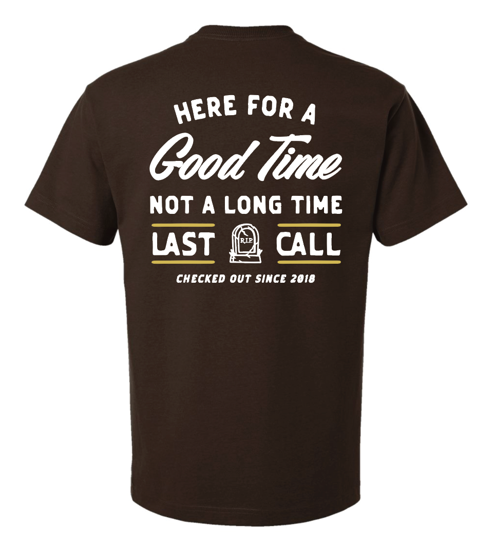 Camiseta Last Call Co. Here Badge de manga corta