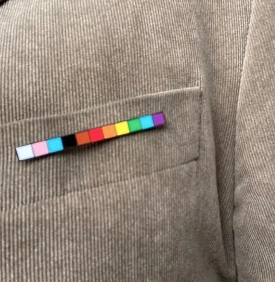 Broche Bandera del Orgullo Progresista – Pin LGBTQ+ Inclusivo