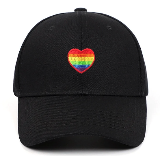 🌈 Gorra de béisbol bordada Corazón del Orgullo – Sombrero ajustable unisex (azul marino o negro)
