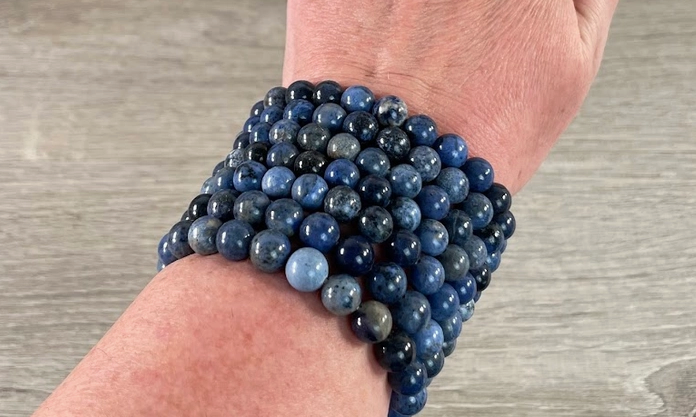 Pulsera de piedra natural Dumortierita | Cuentas de gema azul de 8 mm para el enfoque y la fuerza interior (muñecas pequeñas a medianas)