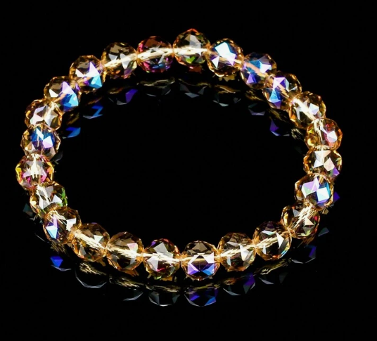 Ilumina tu estilo con nuestras pulseras de 10 mm con apariencia de cristal