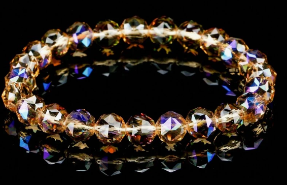 Ilumina tu estilo con nuestras pulseras de 10 mm con apariencia de cristal