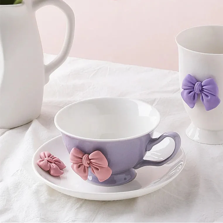 Tazas de café y tazas de té coquetas