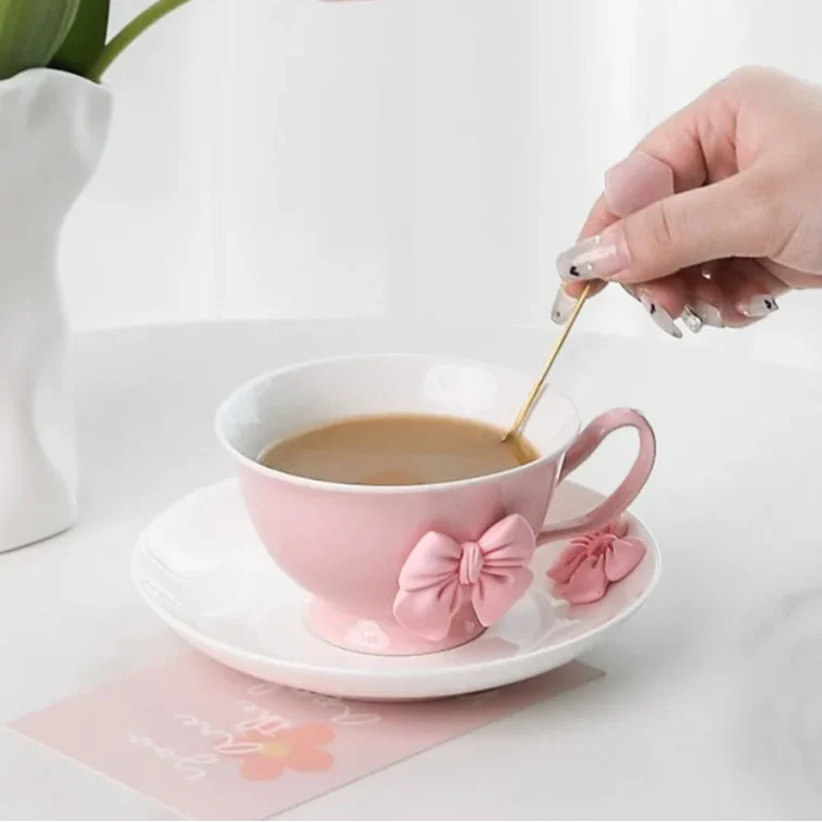 Tazas de café y tazas de té coquetas