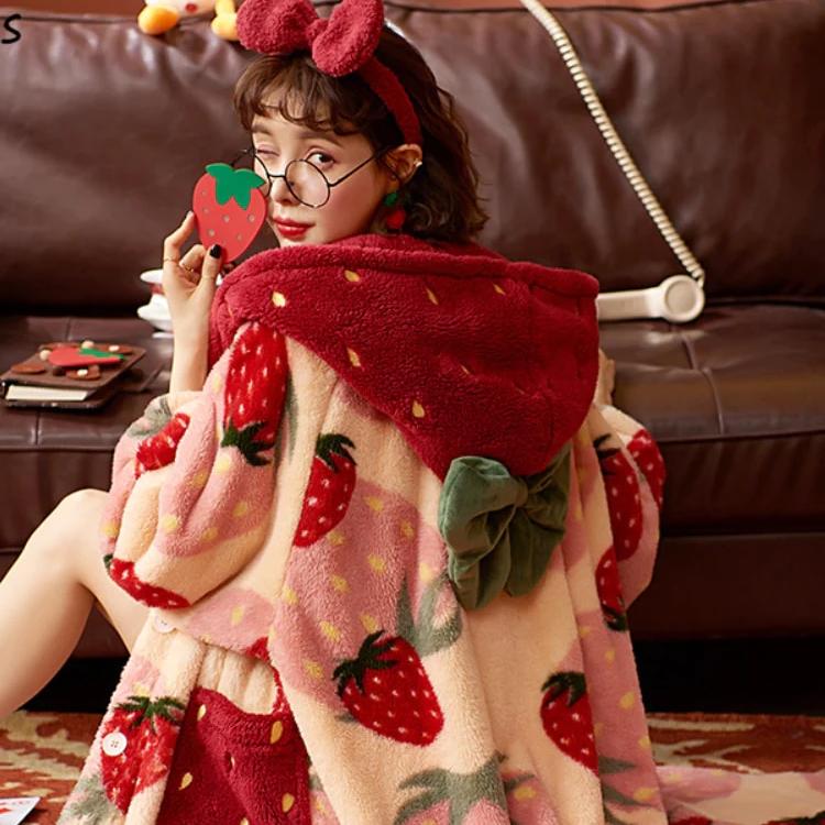 Bata con capucha y estampado de fresas