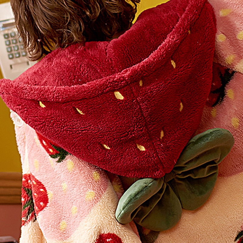 Bata con capucha y estampado de fresas