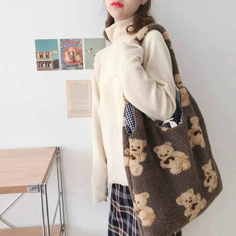 Bolso de mano con estampado de osito de peluche.