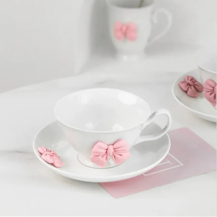 Tazas de café y tazas de té coquetas