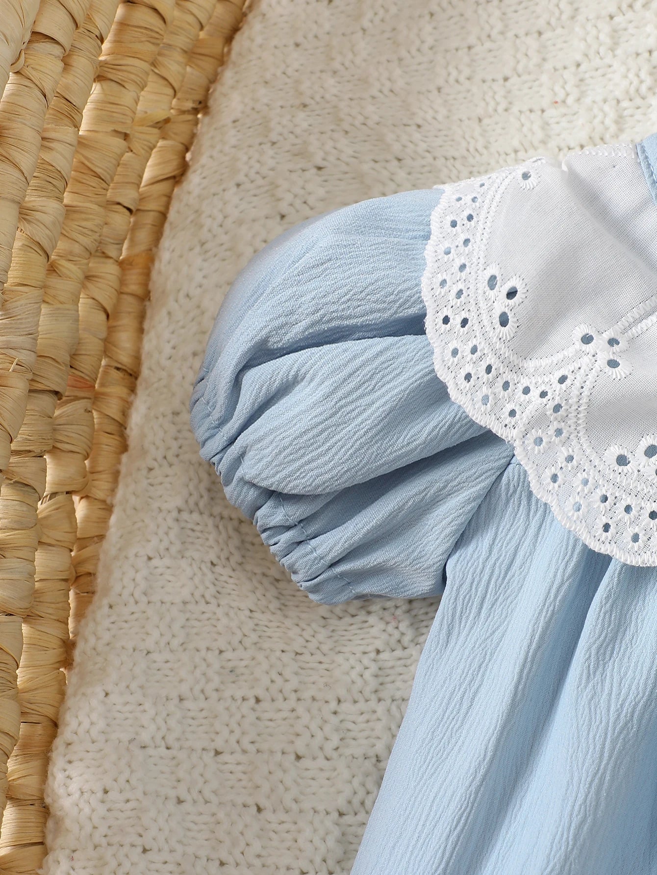Summer new baby girl blue bubble short sleeved patch white lace round neck dress gentle, sweet and cute