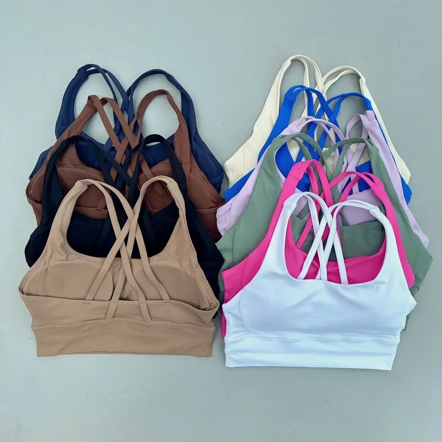 Sujetador deportivo para mujer de color liso, de punto cruzado, suave y de alta resistencia, top ajustado para entrenamiento completo, gimnasio, yoga, ropa interior con almohadillas para el pecho