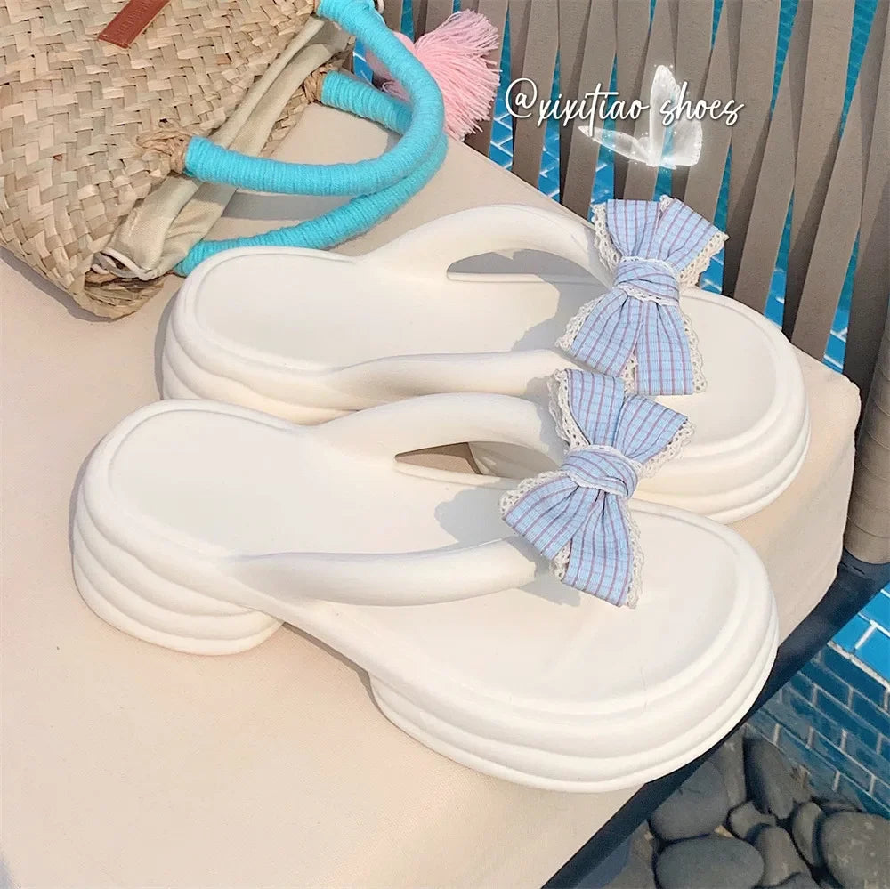 Sandalias de playa con moño lindo