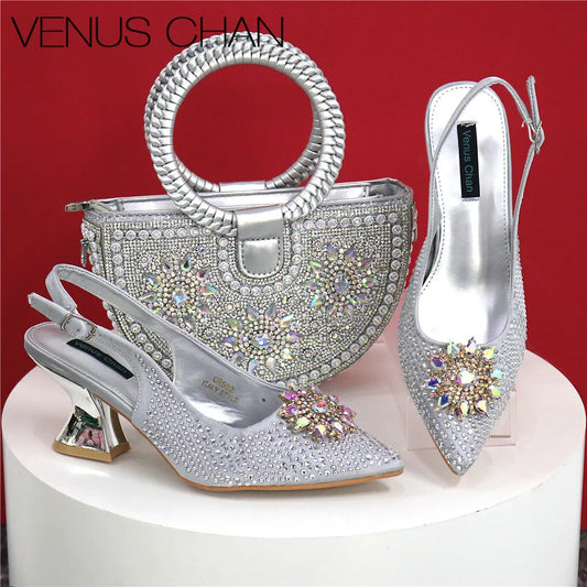 Zapatos y bolso de diseño italiano combinados con carteras de mano de pétalos hechas a mano