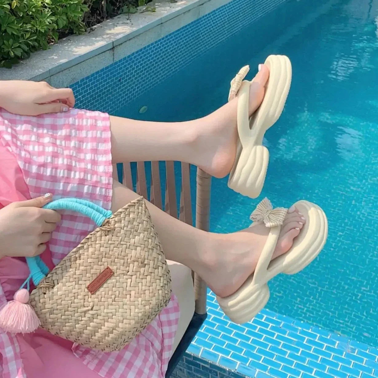 Sandalias de playa con moño lindo