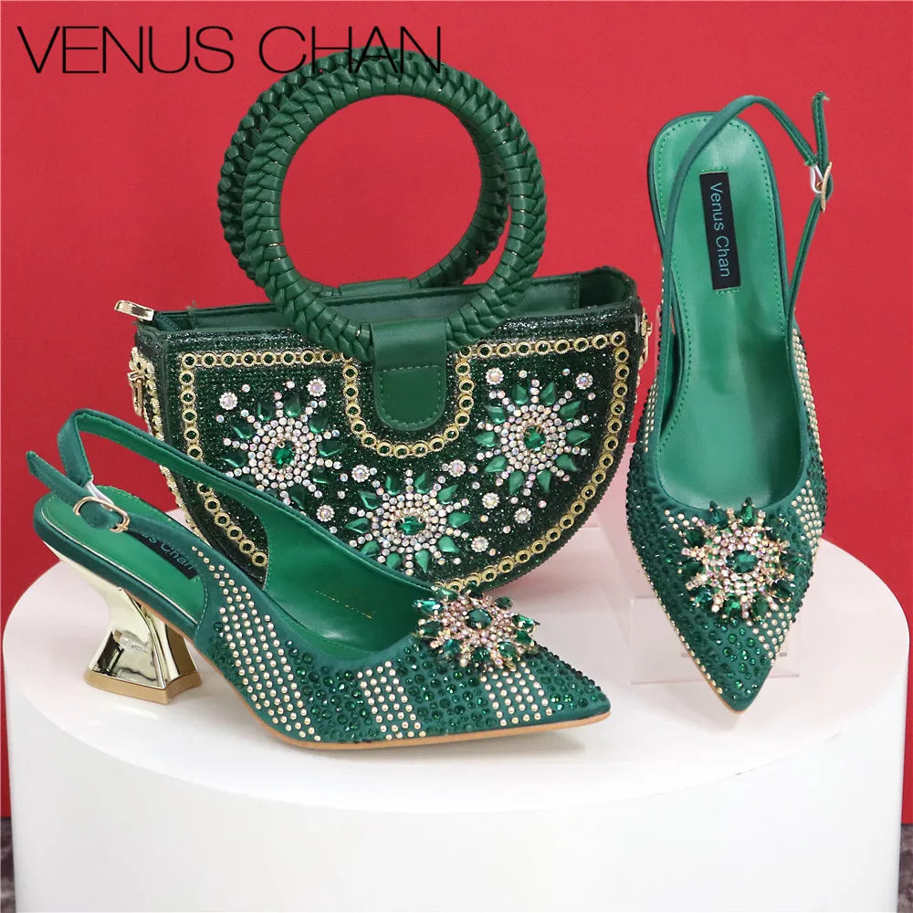 Zapatos y bolso de diseño italiano combinados con carteras de mano de pétalos hechas a mano