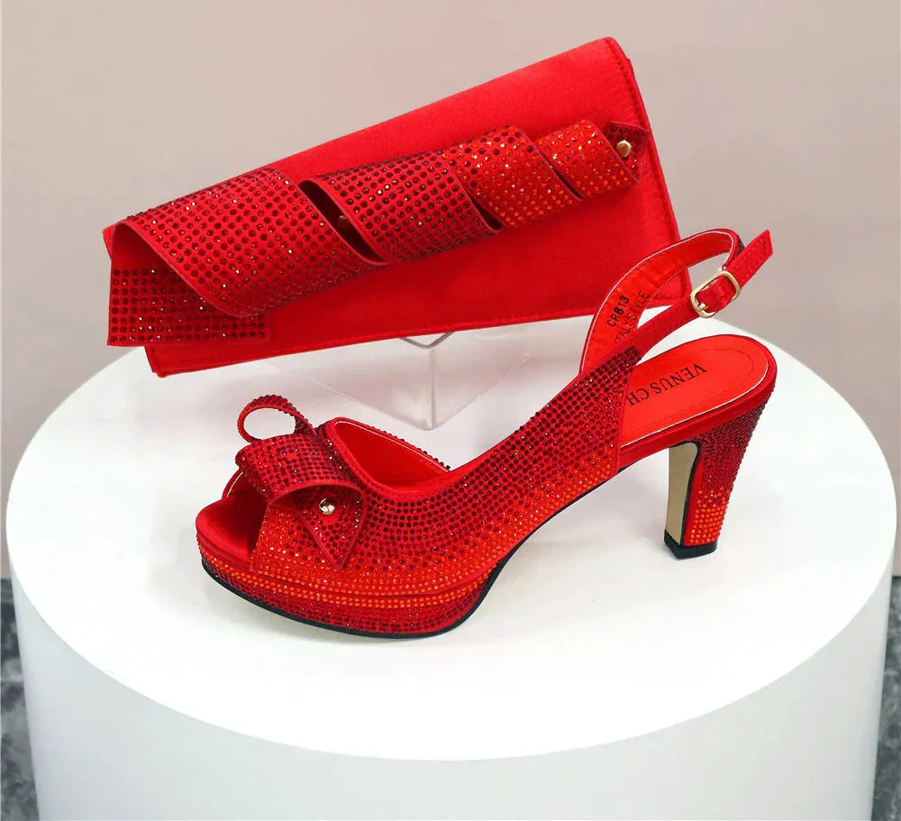 Set de bolso con incrustaciones de diamantes y zapatos de tacón alto con diseño italiano