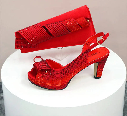 Set de bolso con incrustaciones de diamantes y zapatos de tacón alto con diseño italiano