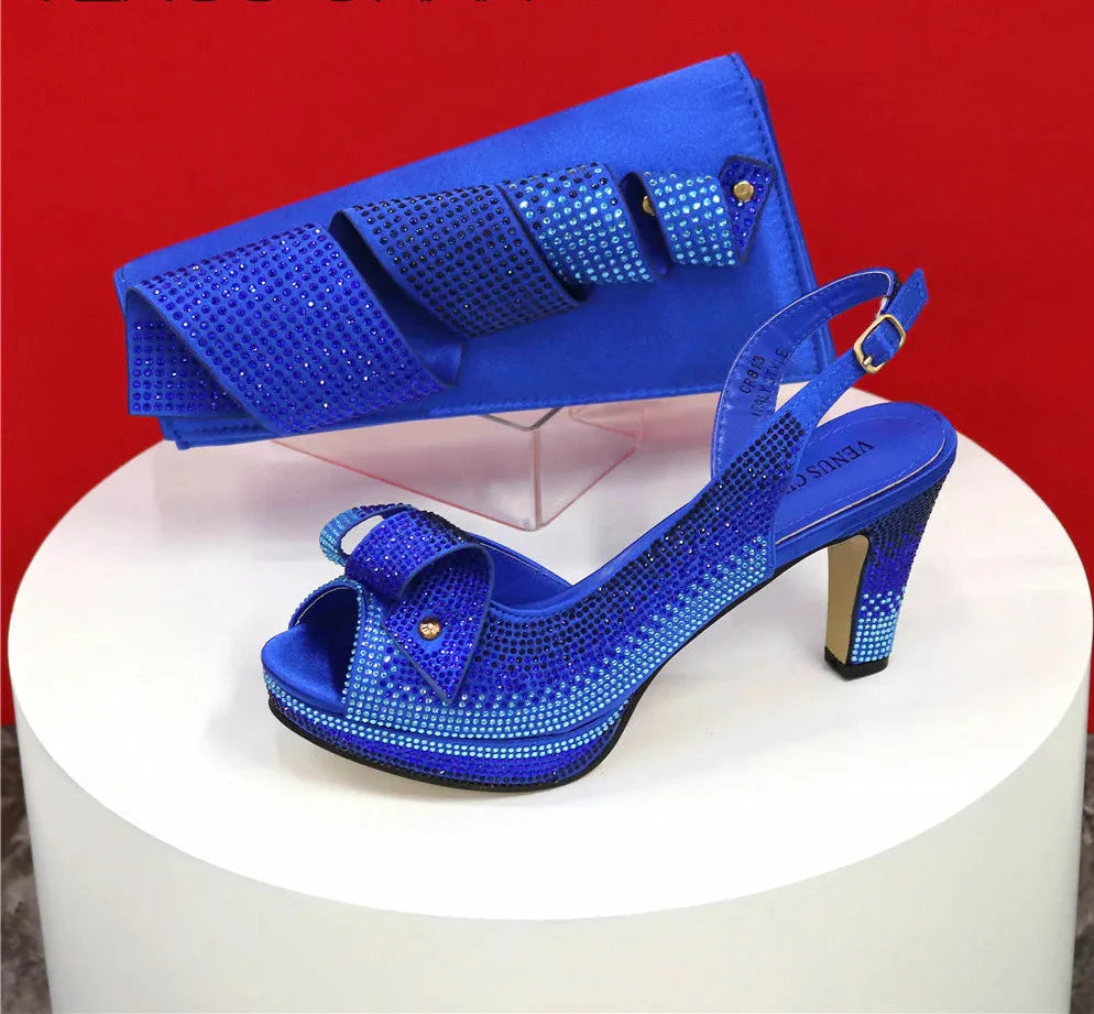 Set de bolso con incrustaciones de diamantes y zapatos de tacón alto con diseño italiano