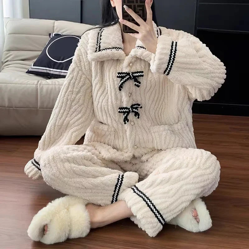 Pijama blanco y negro de niña