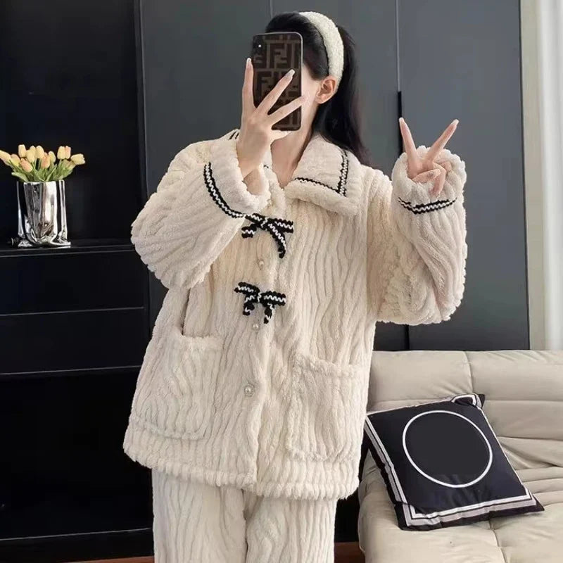 Pijama blanco y negro de niña