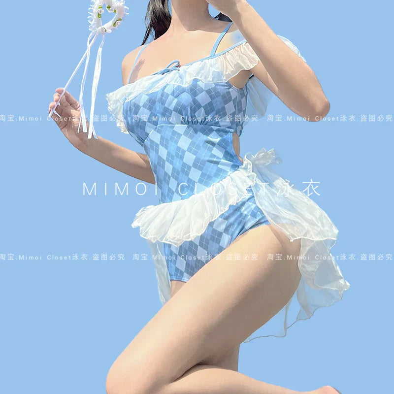 Lindo traje de baño de una pieza con estampado de rombos azules