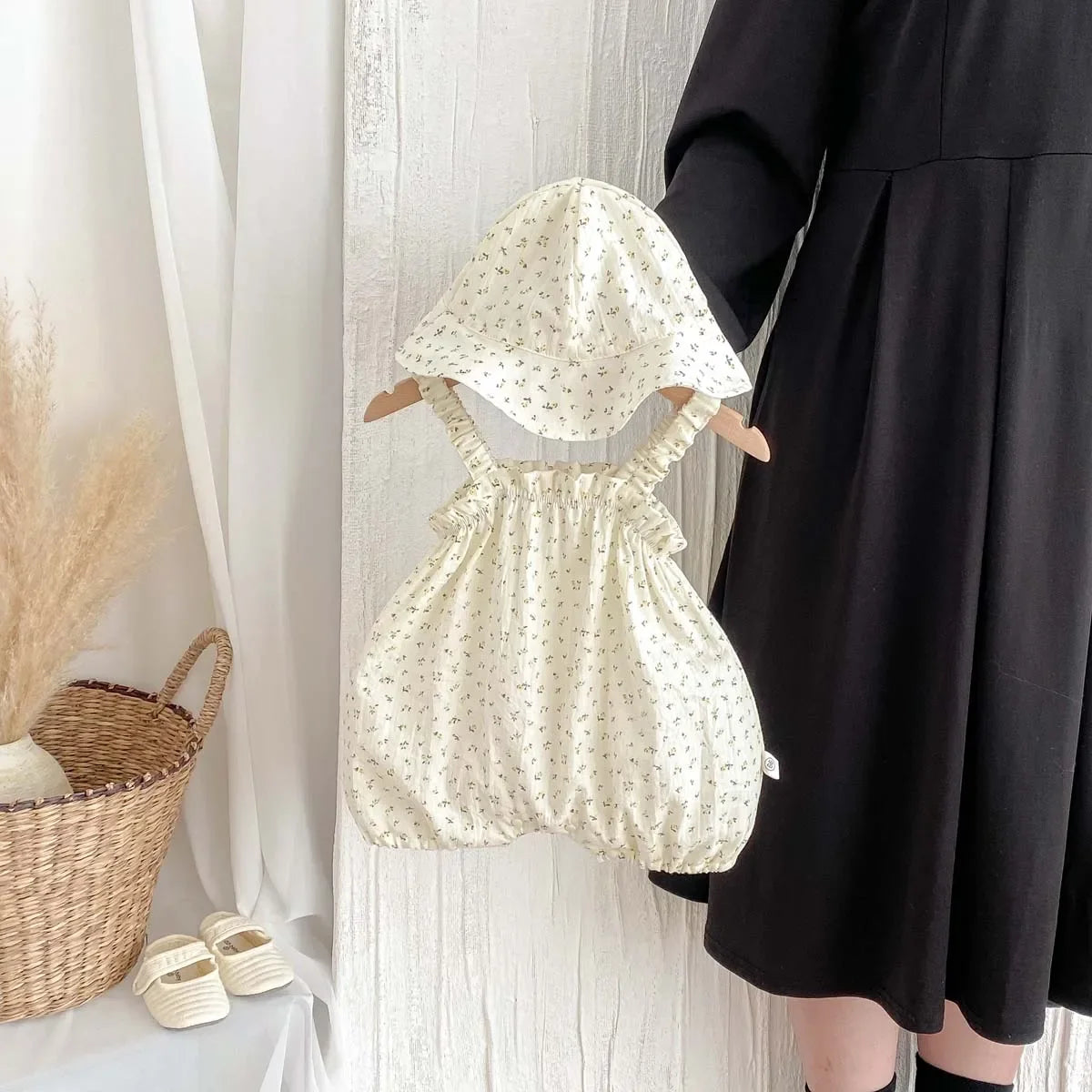 Korean-style summer baby girl thin strap floral jumpsuit hat, baby girl fashion strap jumpsuit, very suitable for travel wear
