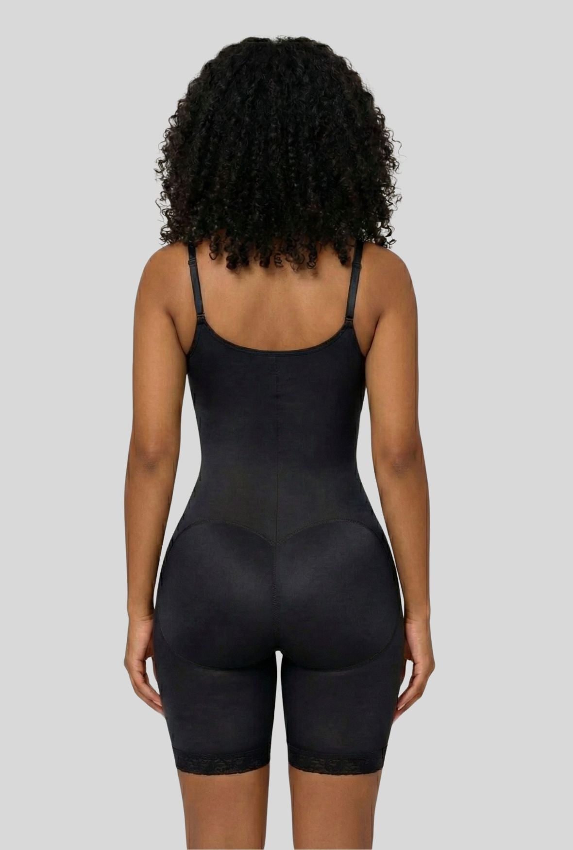 Body completo con busto abierto, a medio muslo, con cremallera delantera y encaje