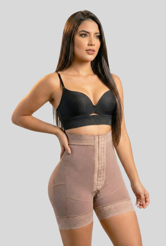 Short a medio muslo de talle alto con corchetes