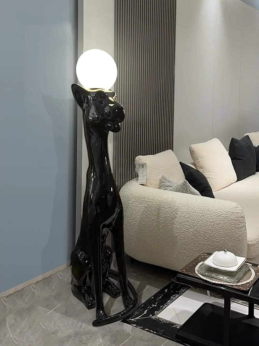 Lámpara de pie decorativa Rylight con perro sentado
