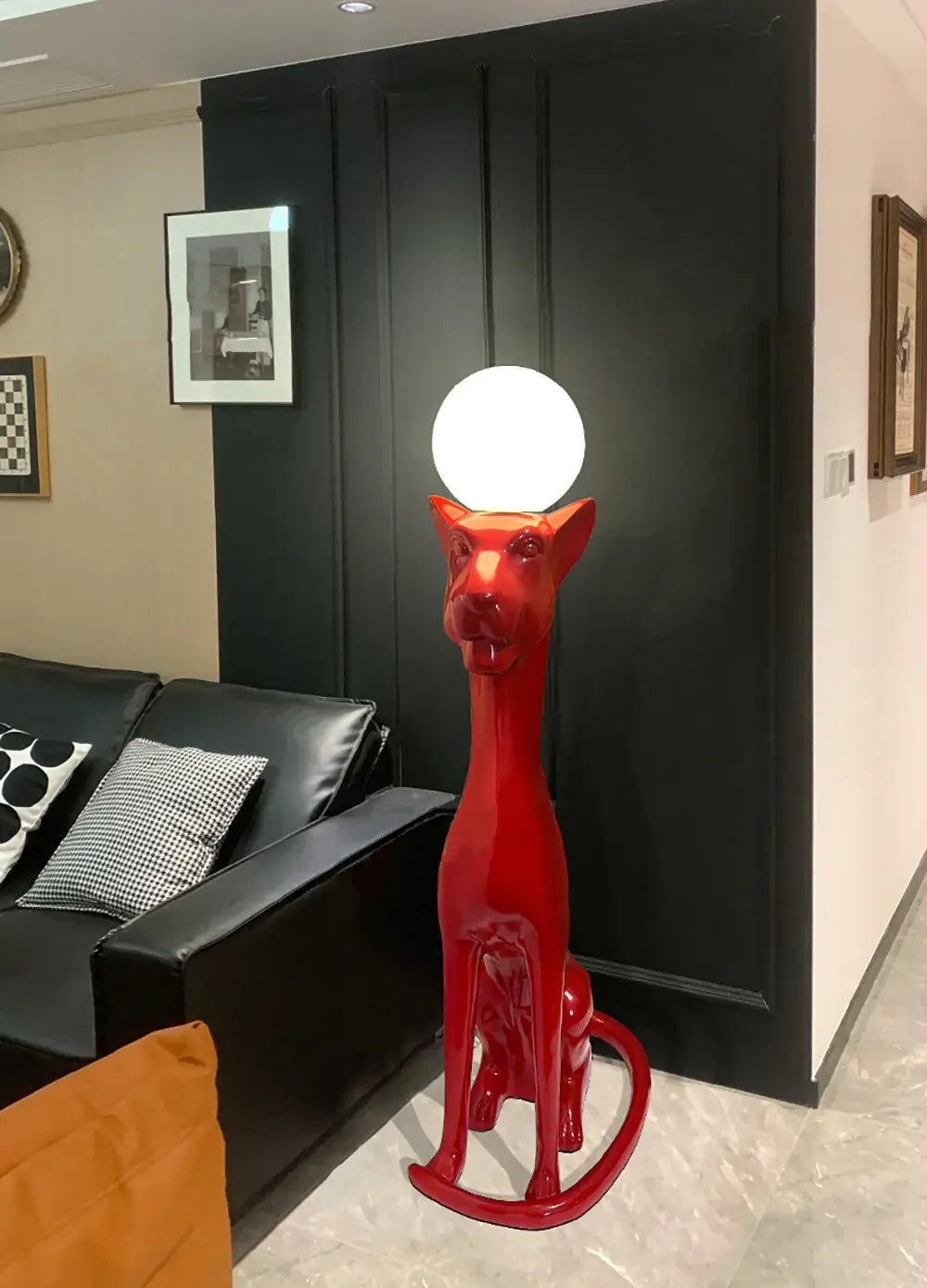 Lámpara de pie decorativa Rylight con perro sentado