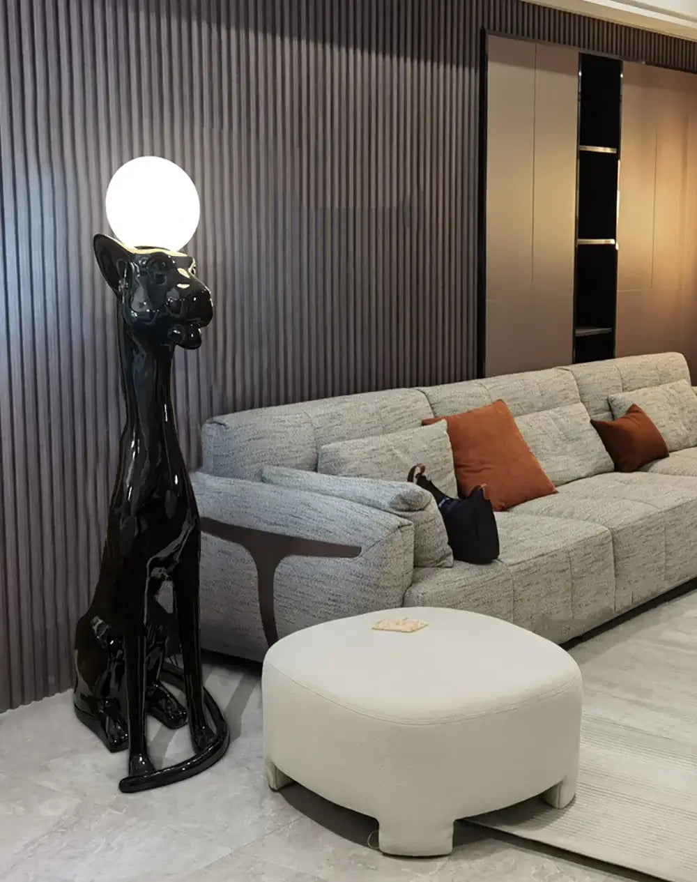 Lámpara de pie decorativa Rylight con perro sentado