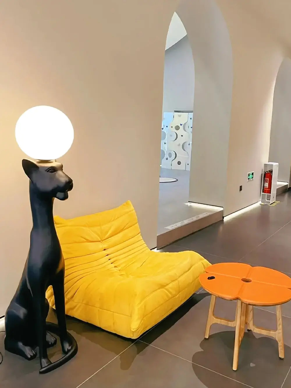 Lámpara de pie decorativa Rylight con perro sentado