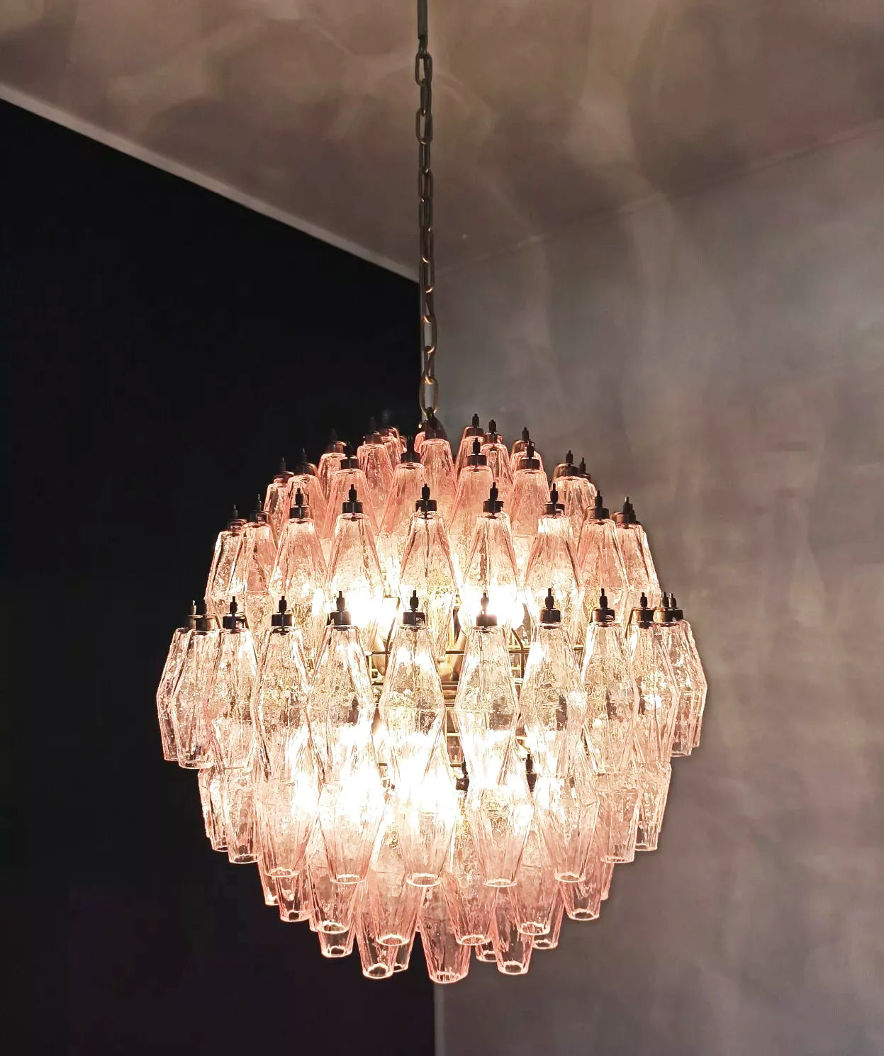 Lámpara de araña de cristal rosa de Murano con esferas poliedras