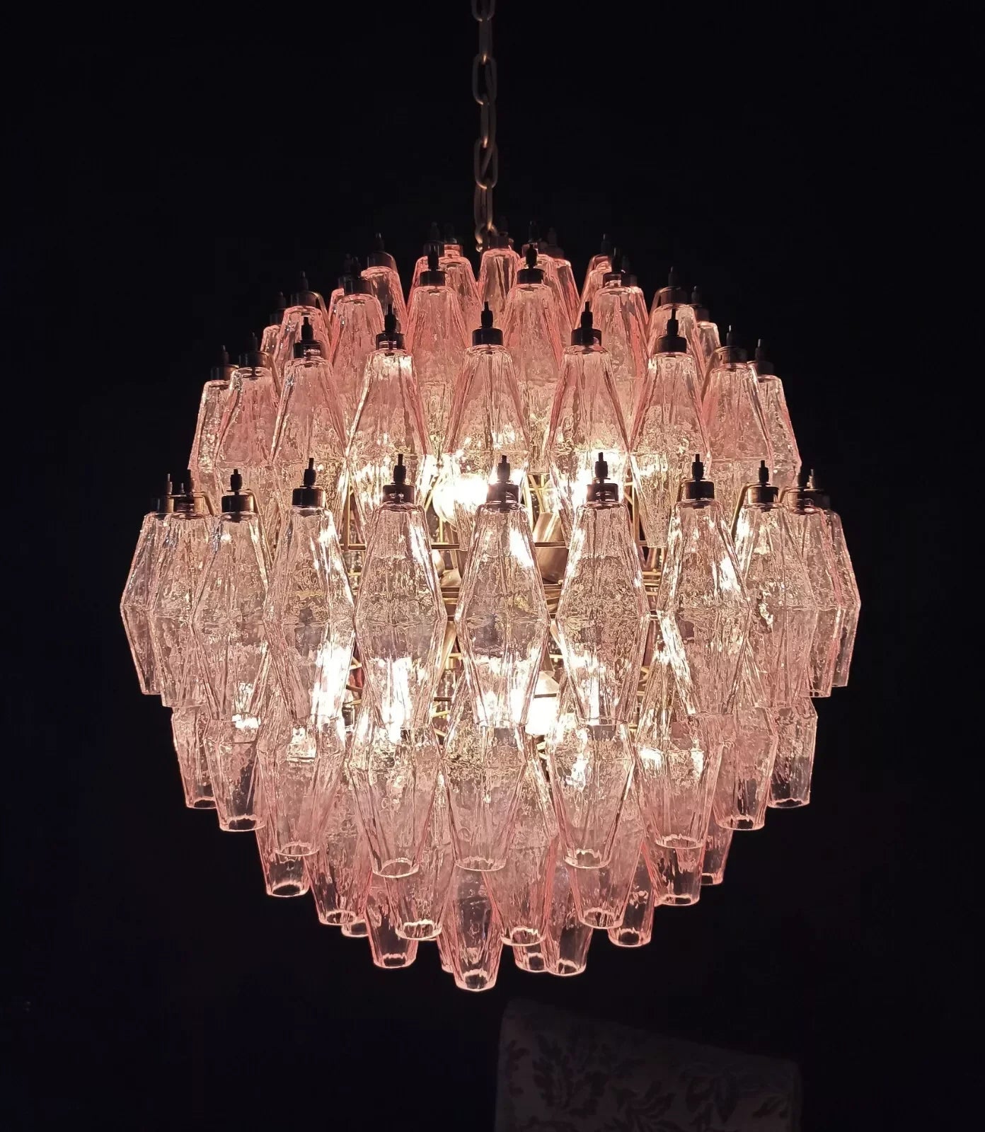 Lámpara de araña de cristal rosa de Murano con esferas poliedras