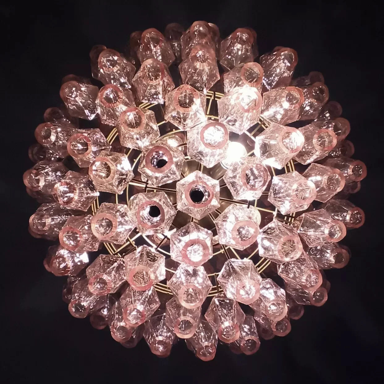 Lámpara de araña de cristal rosa de Murano con esferas poliedras