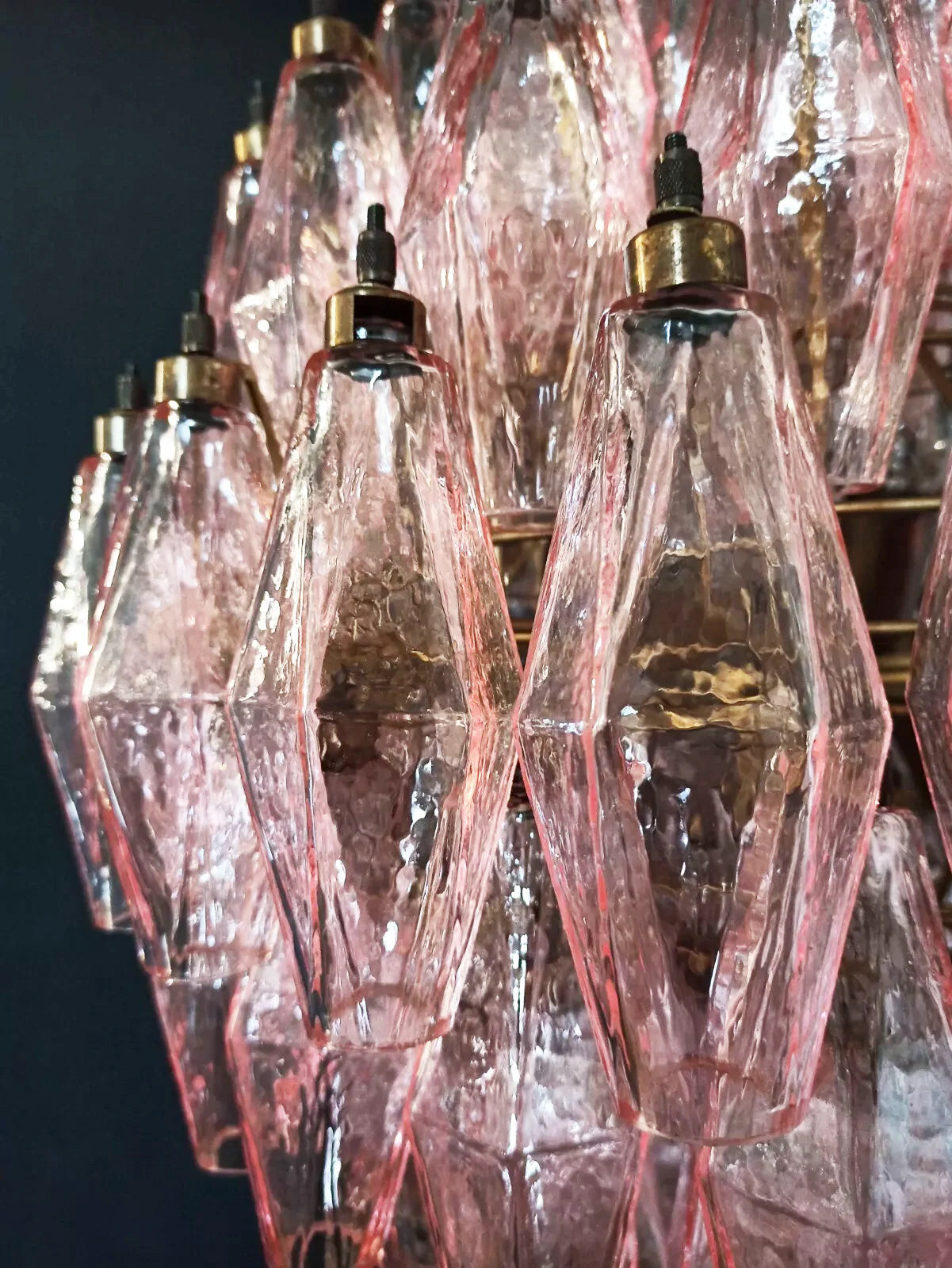 Lámpara de araña de cristal rosa de Murano con esferas poliedras