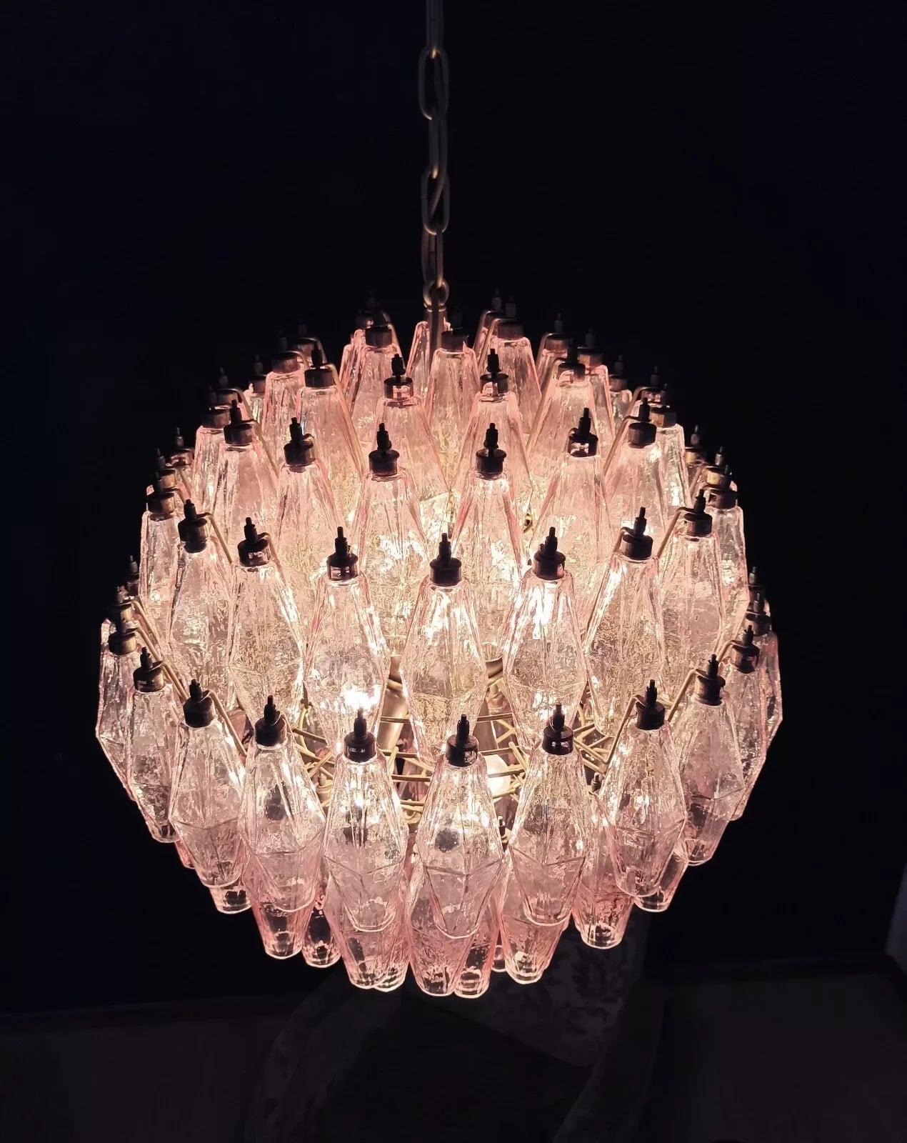 Lámpara de araña de cristal rosa de Murano con esferas poliedras