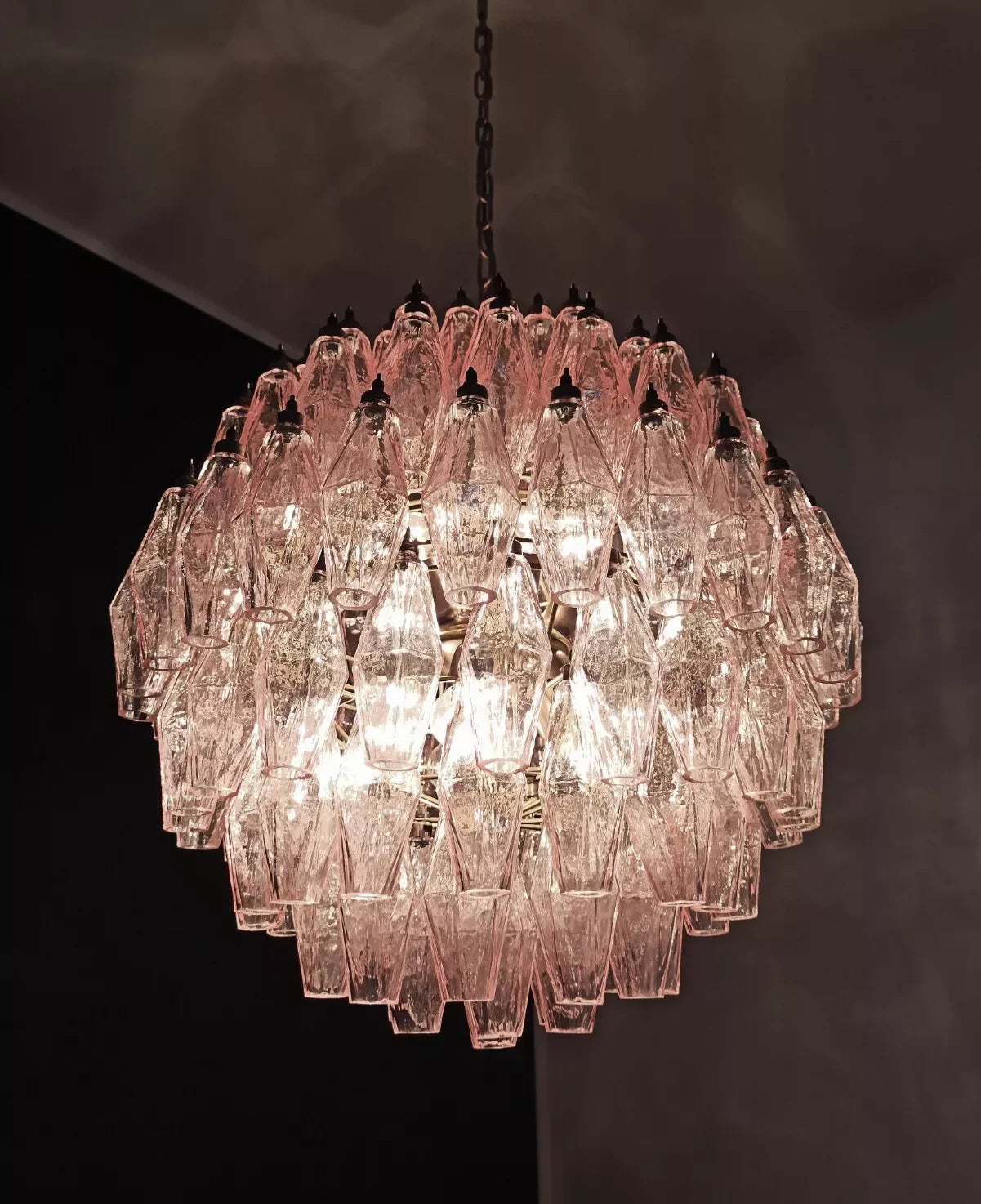 Lámpara de araña de cristal rosa de Murano con esferas poliedras