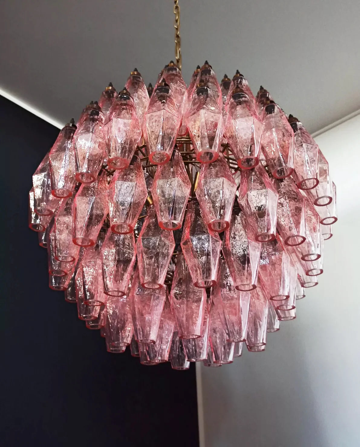 Lámpara de araña de cristal rosa de Murano con esferas poliedras
