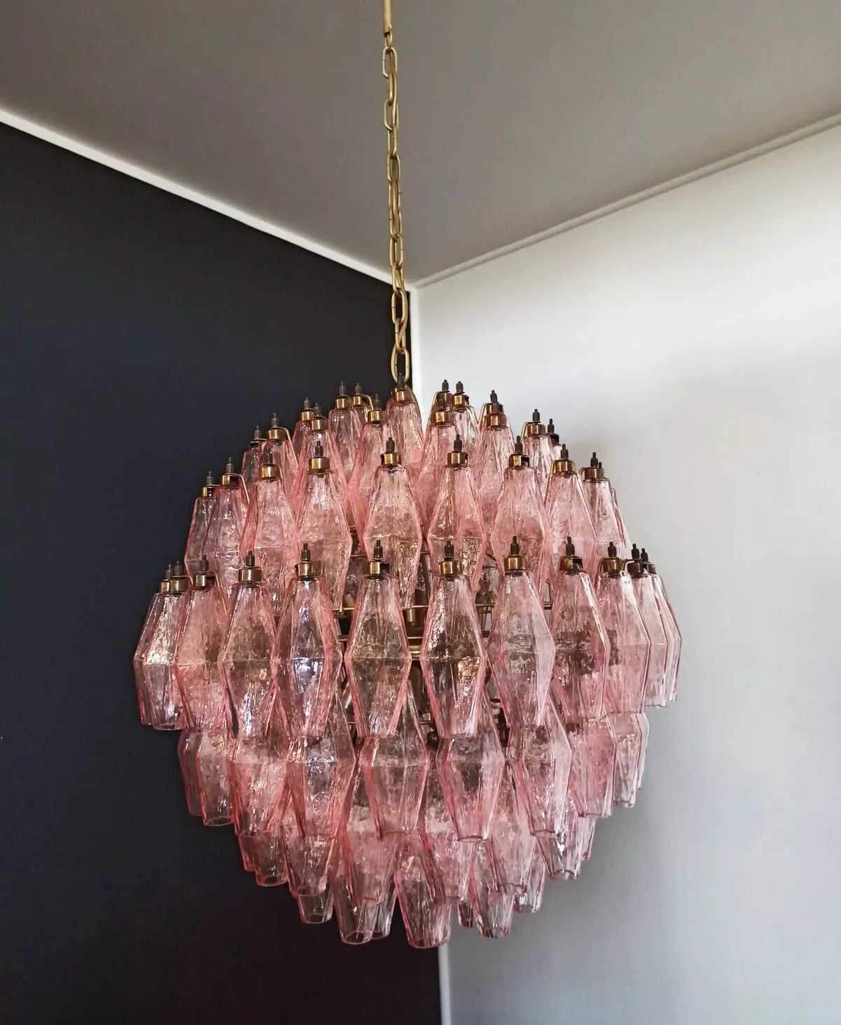 Lámpara de araña de cristal rosa de Murano con esferas poliedras