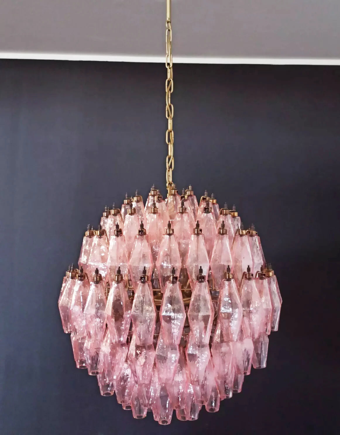 Lámpara de araña de cristal rosa de Murano con esferas poliedras