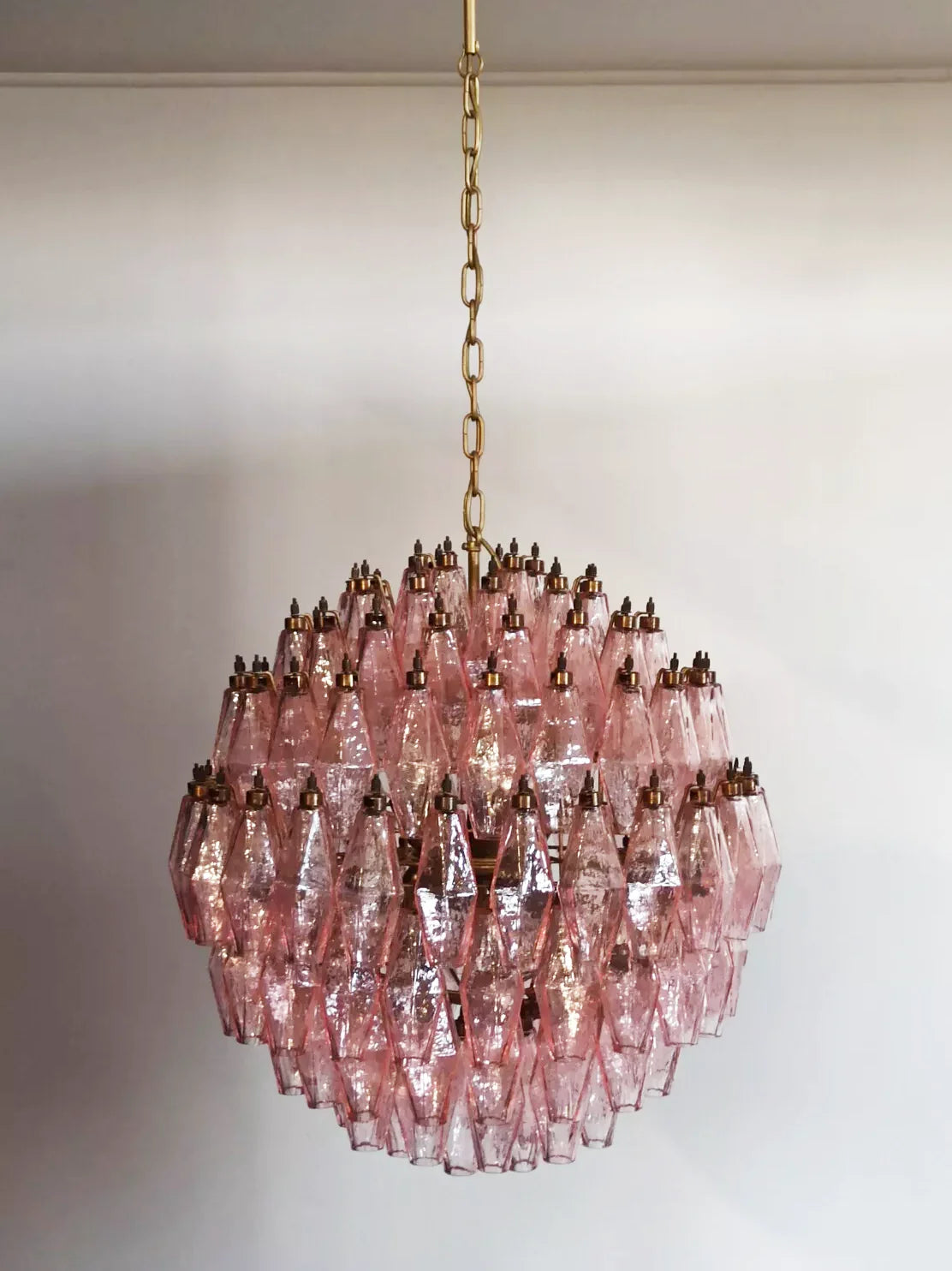 Lámpara de araña de cristal rosa de Murano con esferas poliedras