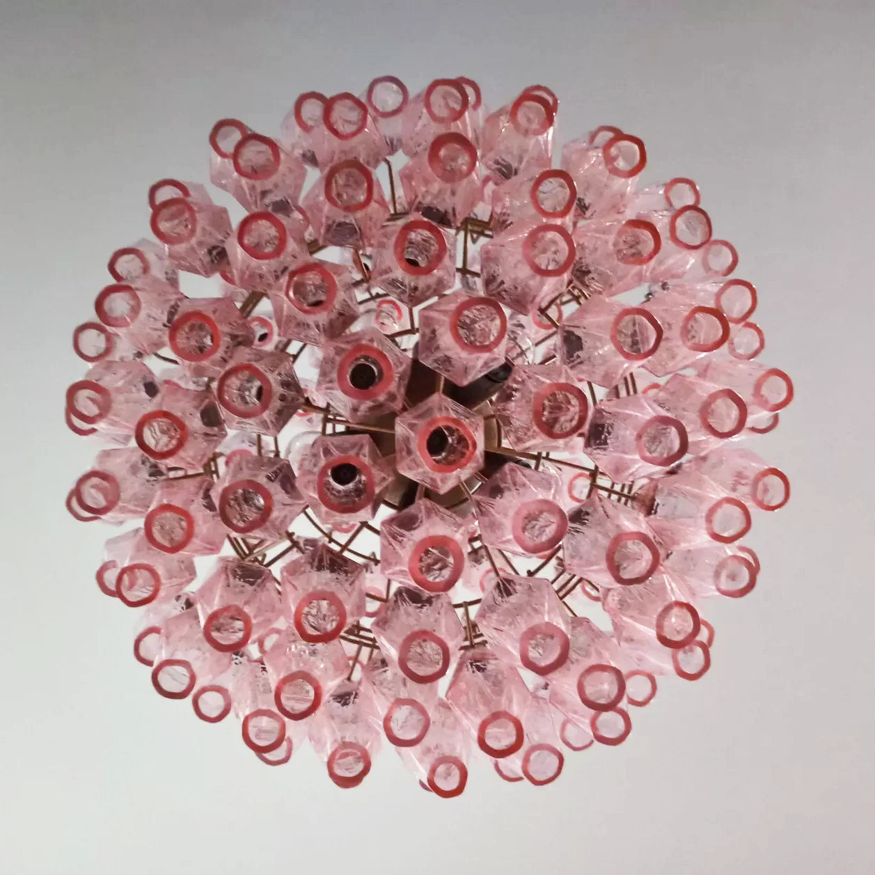 Lámpara de araña de cristal rosa de Murano con esferas poliedras